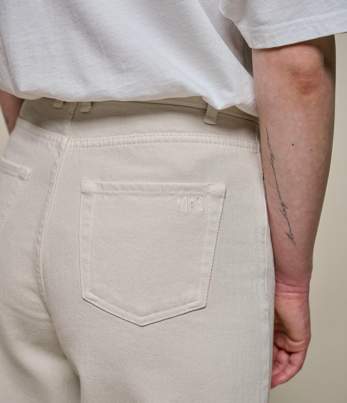 Close up shot og beige cotton twill pants with MbS stitching