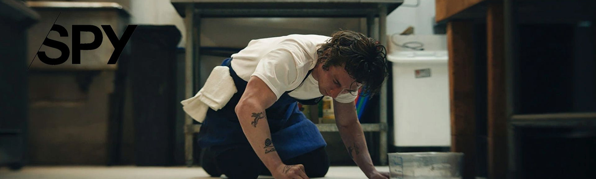 We Asked the Costume Designers of FX's´The Bear´ Where To Buy Carmy's Sexy AF White T-Shirt