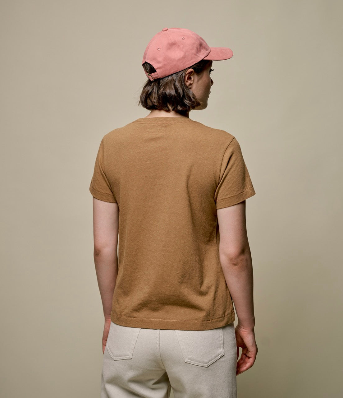 Woman wearing brown hemp-cotton t-shirt and pink cap