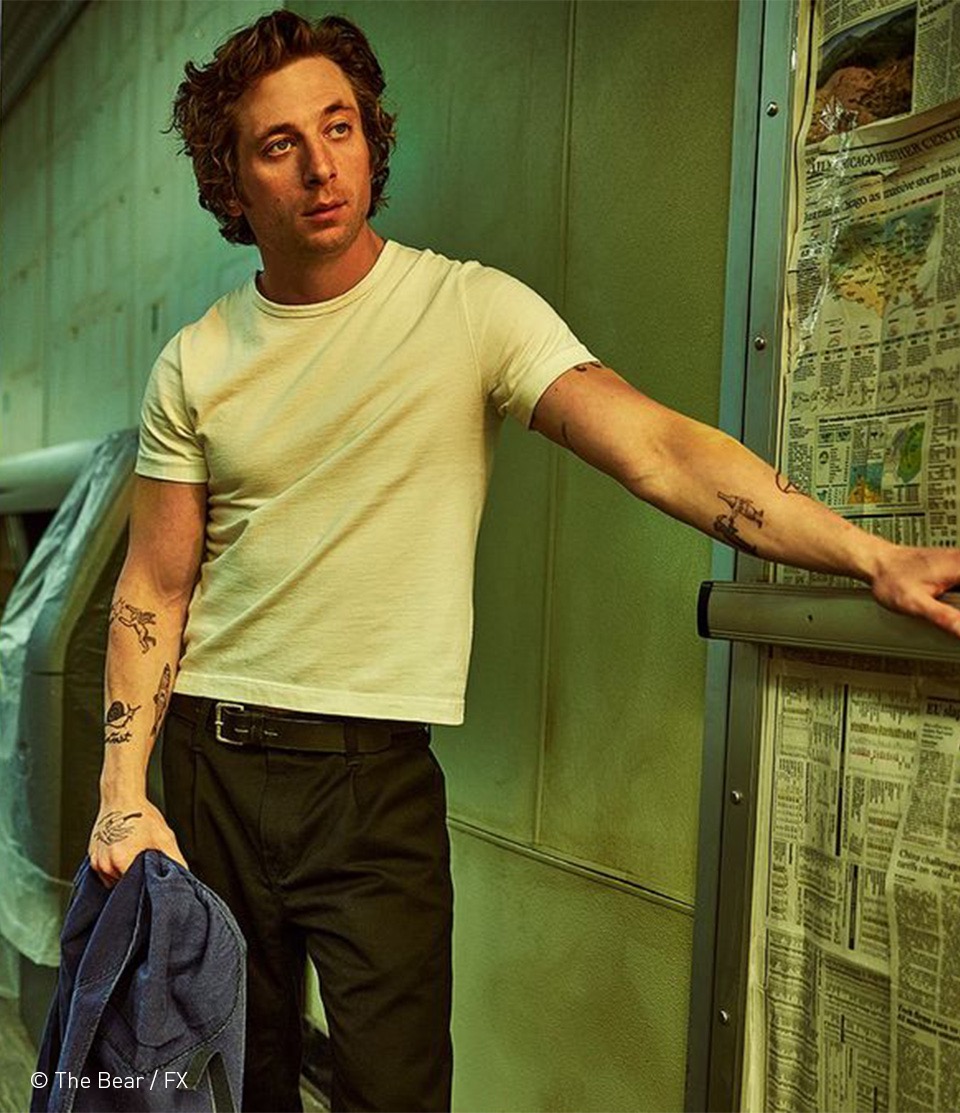 Jeremy allen white as carmy wears white t-shirt